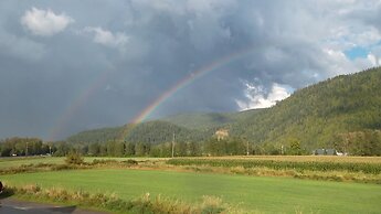 Monashee Motel