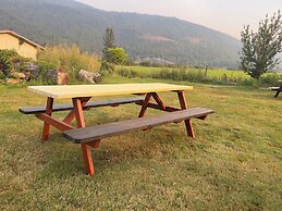 Monashee Motel