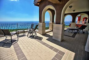 Lighthouse Apartments & Villas