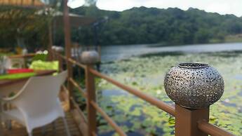 Bambuu Lakeside Lodge