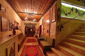 Jerveni Cave Hotel