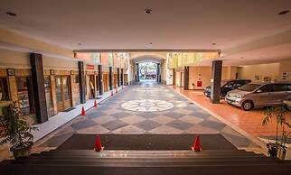 Famous Hotel Kuta