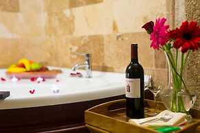 Jacob's Cave Suites