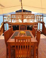 Komodo Cruise Boat