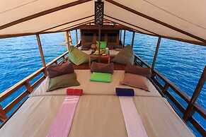 Komodo Cruise Boat