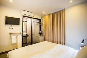 The Arak Bed Bar and Hostel