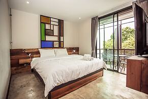 The Arak Bed Bar and Hostel