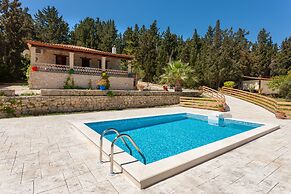 Liuba Houses