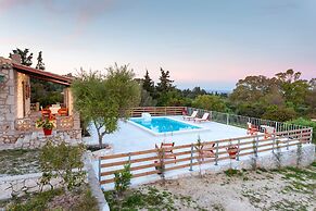 Liuba Houses