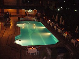 Moms Hotel
