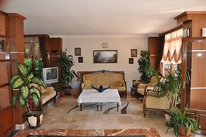 Moms Hotel