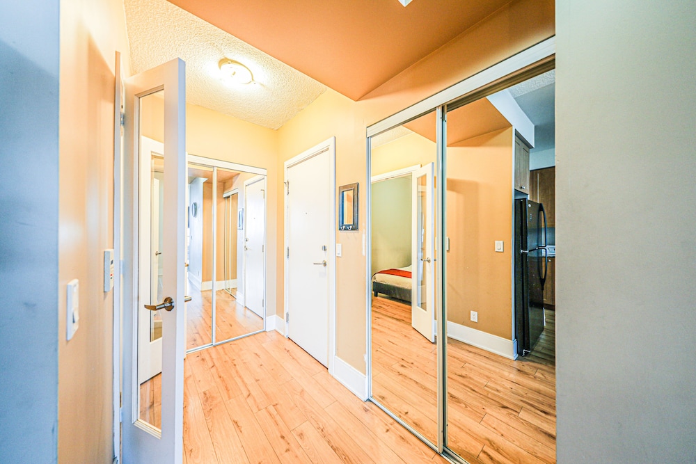 Lake View Luxury Condo by Elite Suites