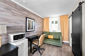 Auberge Shores Inn & Hotel
