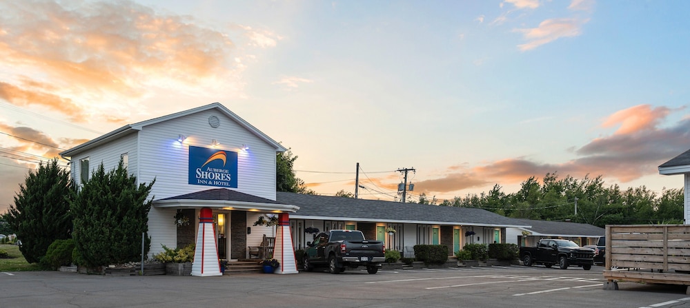 Auberge Shores Inn & Hotel