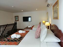 Heeren Straits Hotel