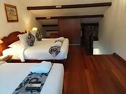 Heeren Straits Hotel