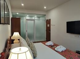 Heeren Straits Hotel