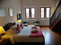 Heeren Straits Hotel