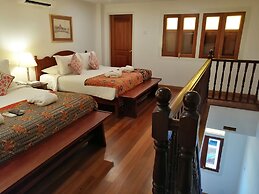 Heeren Straits Hotel