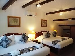 Heeren Straits Hotel