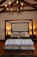 Under Oaks Guesthouse