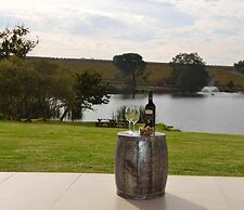 Under Oaks Guesthouse