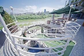 Cruise Hotel