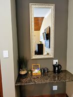 Aerotropolis Guest Lodge
