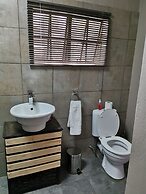 Aerotropolis Guest Lodge