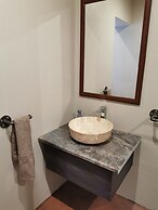 Aerotropolis Guest Lodge