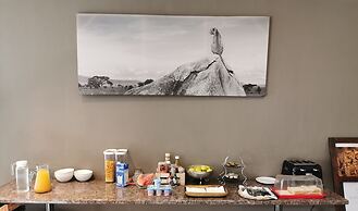 Aerotropolis Guest Lodge