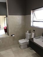 Aerotropolis Guest Lodge