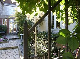 Logis Hôtel Restaurant Le Cheval Blanc