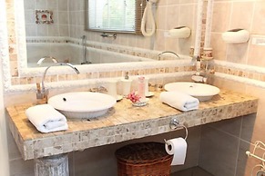 Belurana Collection River Manor
