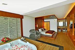 PLUM JUDY - THE LEISURE HOTEL