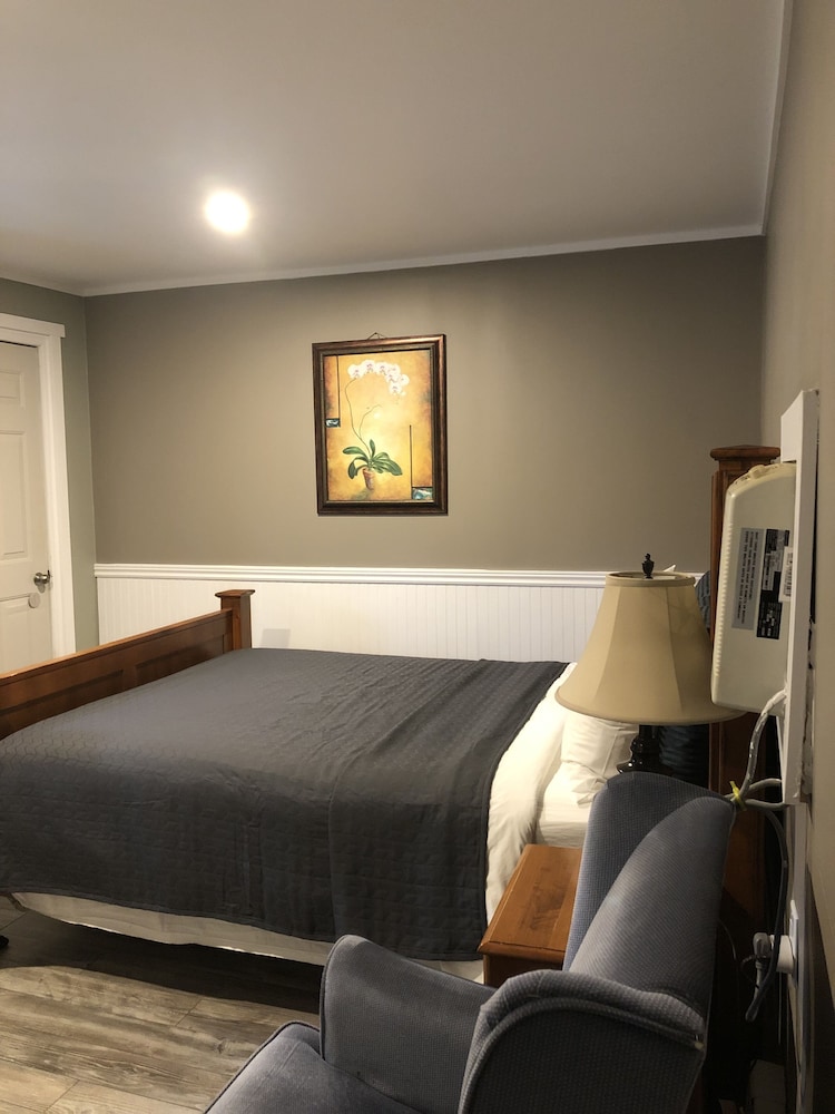 Greenside motel