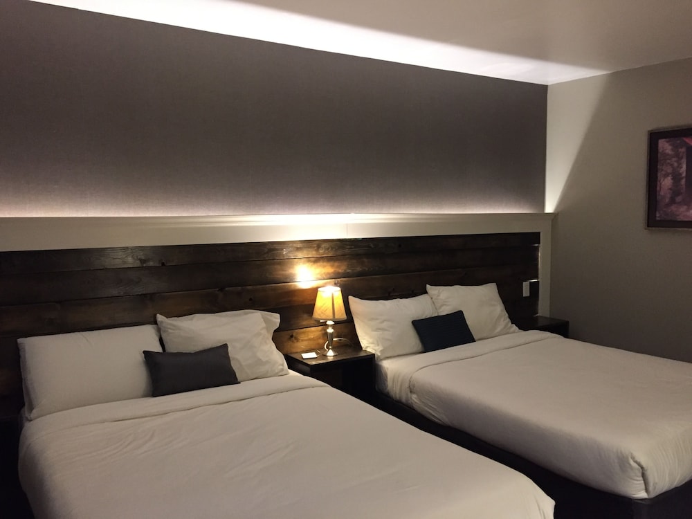 Greenside motel