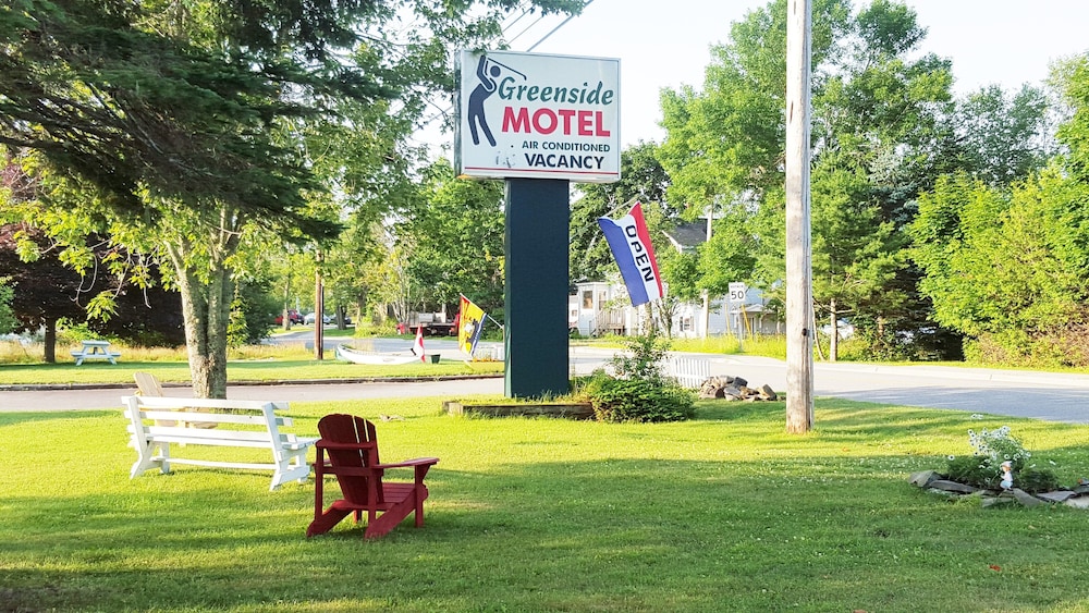 Greenside motel