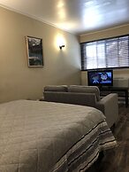 Greenside motel