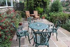 Raincliffe Hotel