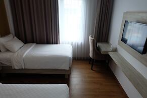 Front One Akshaya Hotel Karawang