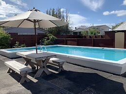 Colonial Motel