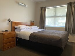 Colonial Motel