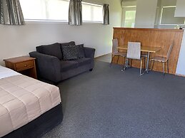 Colonial Motel