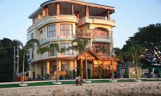 Mandalay Kandawgyi Inn