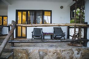 Moonshine Uroa Boutique Hotel