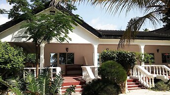 Moonshine Uroa Boutique Hotel