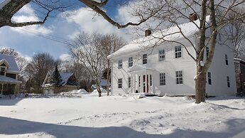 Grand Oak Manor Bed & Breakfast