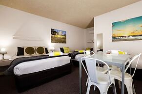 Oval Motel
