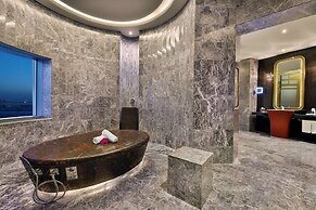 AlRayyan Hotel Doha, Curio Collection by Hilton